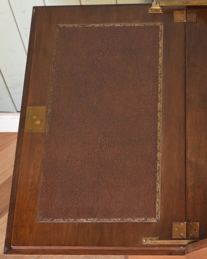 ビューロー　アンティーク家具　英国のアンティーク家具、ウォルナット材の美しいビューロー（デスク）。ノートパソコンも広げられるゆったりサイズのデスクです。(q-846-f)