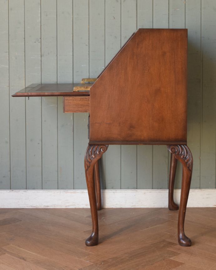 ビューロー　アンティーク家具　英国のアンティーク家具、ウォルナット材の美しいビューロー（デスク）。サイドから見ても美しいデザインです。(q-846-f)