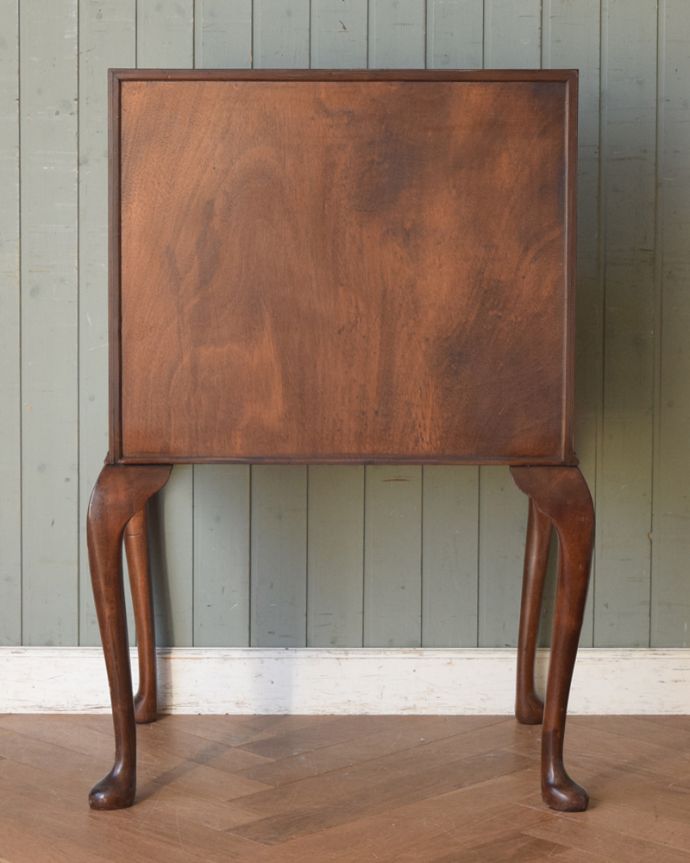 ビューロー　アンティーク家具　英国のアンティーク家具、ウォルナット材の美しいビューロー（デスク）。アンティークは新品ではないので、もちろん経年変化によるキズはありますが、専門の職人が目立たないようキレイにお直しをしているので、後姿までキレイです。(q-846-f)