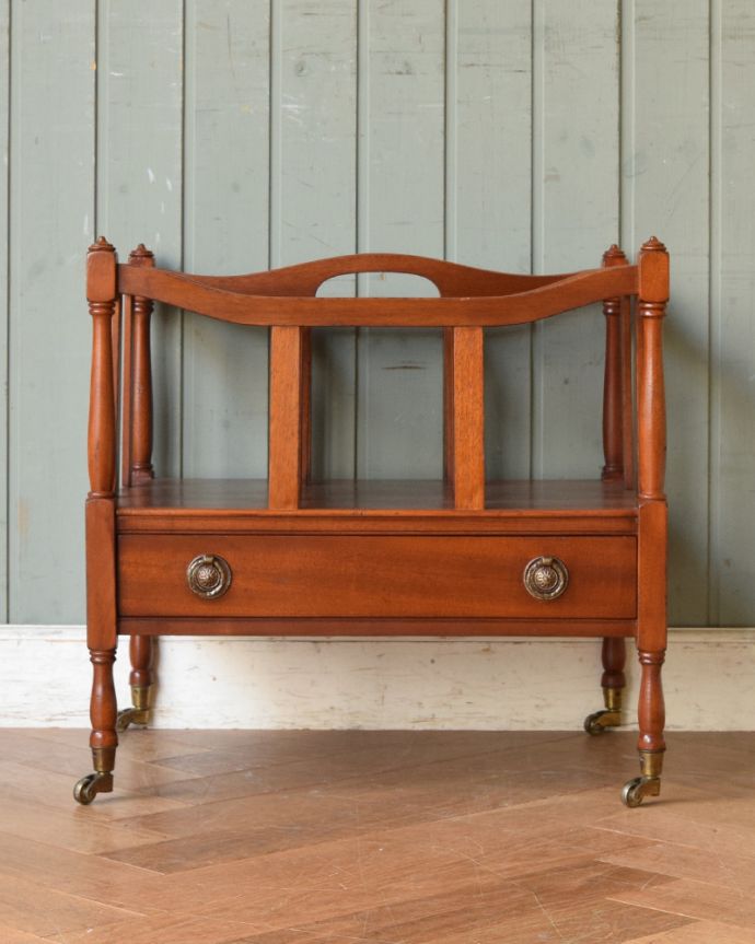 マガジンラック　アンティーク家具　英国アンティーク家具、レアな引き出し付きの美しいマガジンラック（マホガニー材）。このマガジンラックなら、新聞さえおしゃれに収納できますね。(q-848-f)