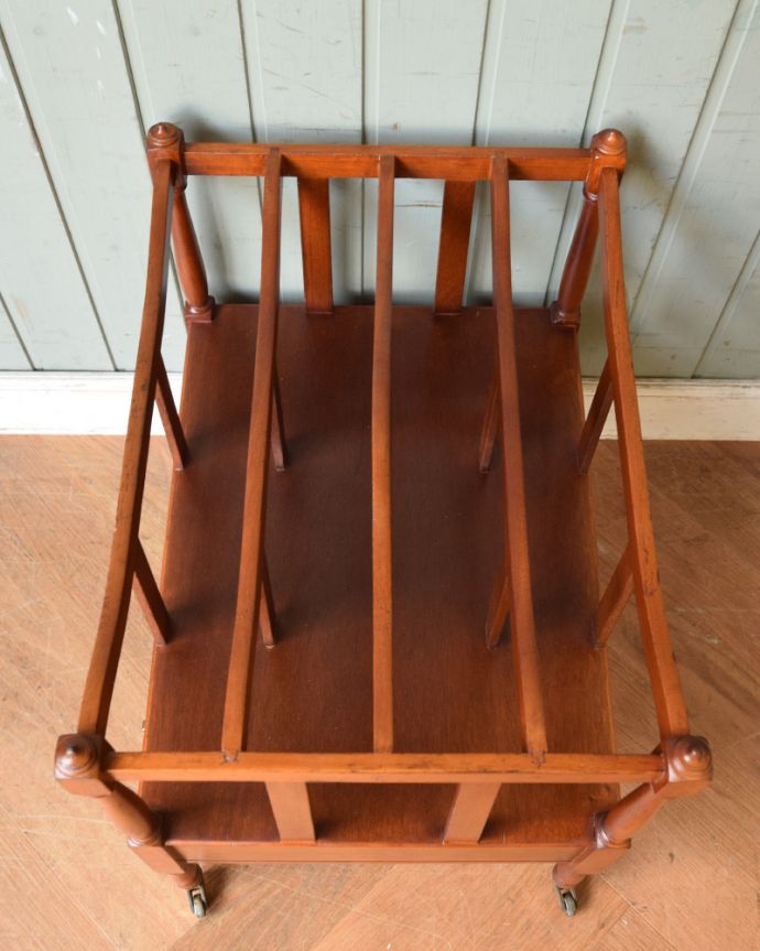 マガジンラック　アンティーク家具　英国アンティーク家具、レアな引き出し付きの美しいマガジンラック（マホガニー材）。仕切りがたっぷり付いているので、見やすく便利に収納できます。(q-848-f)