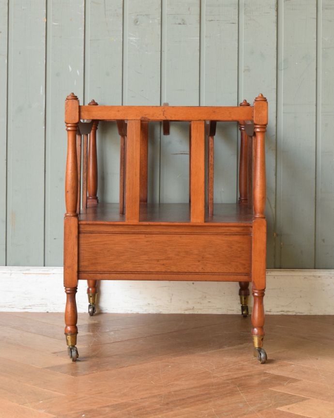 マガジンラック　アンティーク家具　英国アンティーク家具、レアな引き出し付きの美しいマガジンラック（マホガニー材）。※アンティークは新品ではないので、経年変化によるキズはありますが、専門の職人によって目立たないようにキレイにお直しをしています。(q-848-f)