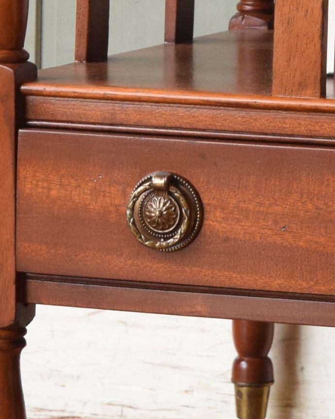 マガジンラック　アンティーク家具　英国アンティーク家具、レアな引き出し付きの美しいマガジンラック（マホガニー材）。引き出しの取っ手です。(q-848-f)