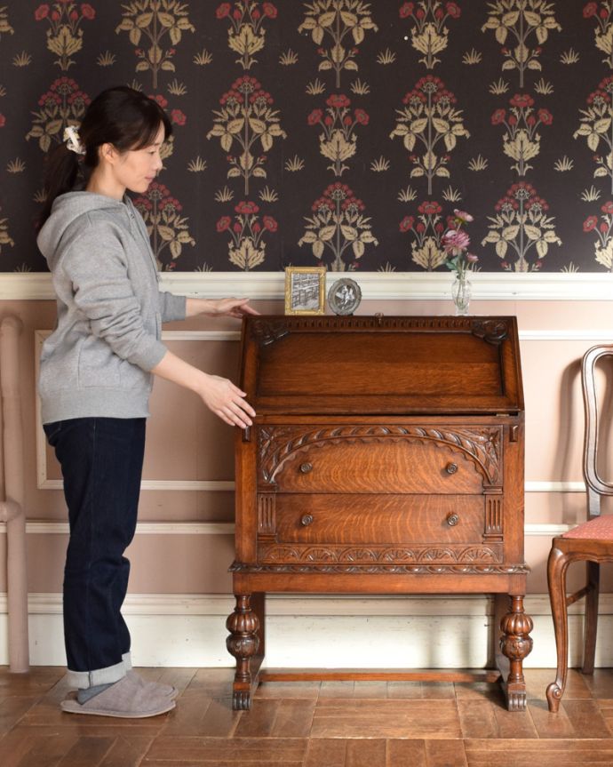 ビューロー　アンティーク家具　装飾たっぷりのライティングビューロー（デスク）、アンティーク英国家具。英国らしい重厚感あるアンティークビューローです。(q-849-f)