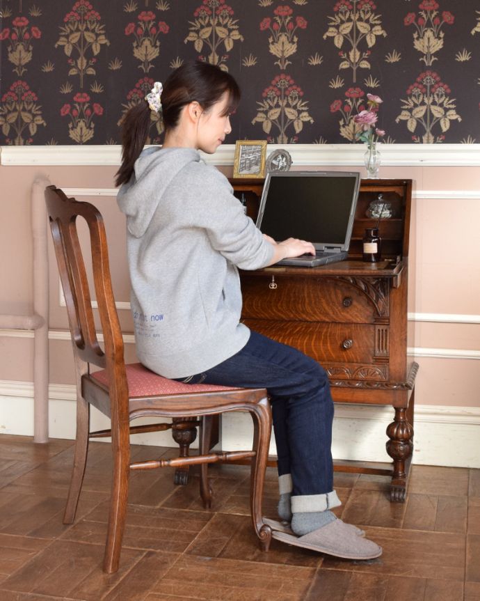 ビューロー　アンティーク家具　装飾たっぷりのライティングビューロー（デスク）、アンティーク英国家具。落ち着いた雰囲気のビューロー。(q-849-f)