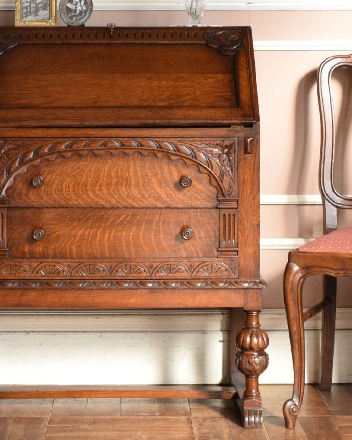 ビューロー　アンティーク家具　装飾たっぷりのライティングビューロー（デスク）、アンティーク英国家具。外国製のビューローは装飾があちこちにあるので、絵になるアイテム。(q-849-f)