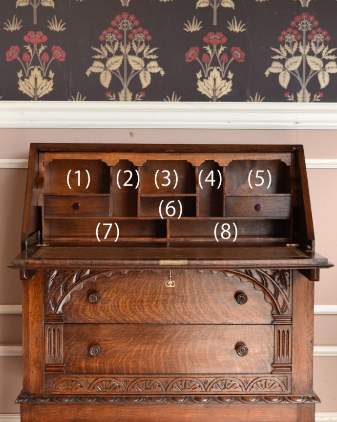 ビューロー　アンティーク家具　装飾たっぷりのライティングビューロー（デスク）、アンティーク英国家具。この通り天板は広々しているので、パソコンデスクとしても活躍してくれます。(q-849-f)