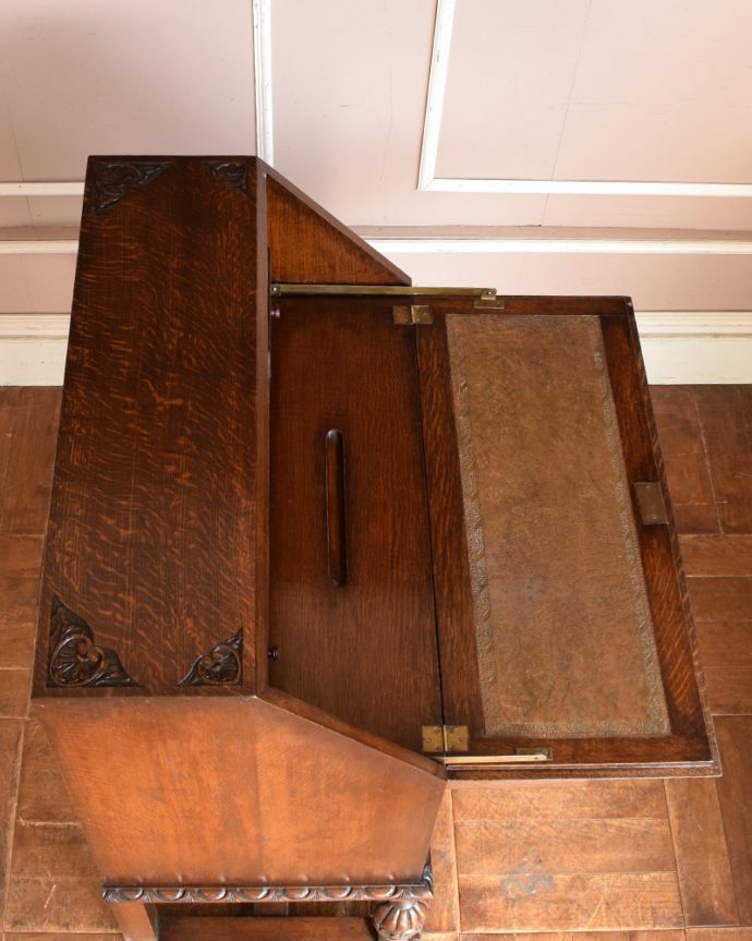 ビューロー　アンティーク家具　装飾たっぷりのライティングビューロー（デスク）、アンティーク英国家具。天板もピカピカにお直ししました。(q-849-f)