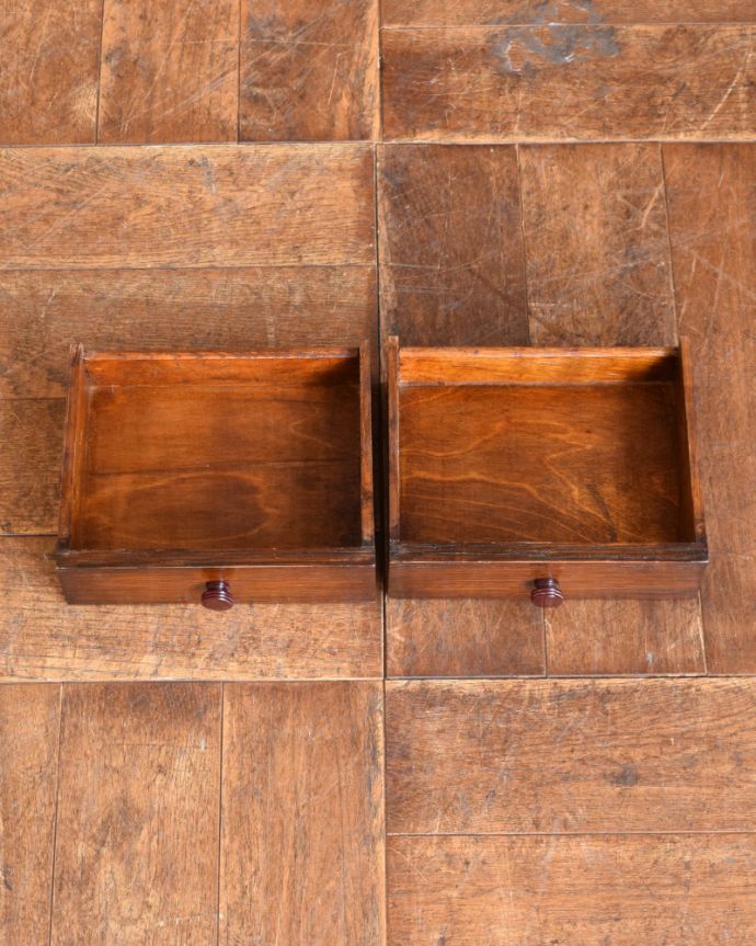 ビューロー　アンティーク家具　装飾たっぷりのライティングビューロー（デスク）、アンティーク英国家具。ビューロー内に小引き出しが２杯あります。(q-849-f)