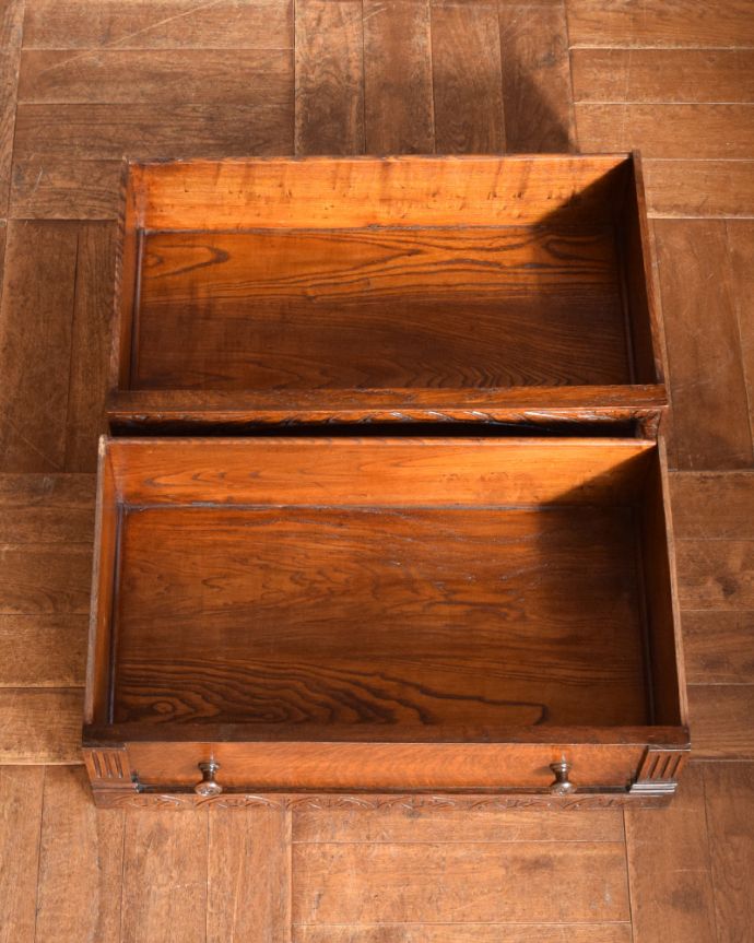 ビューロー　アンティーク家具　装飾たっぷりのライティングビューロー（デスク）、アンティーク英国家具。大きな引き出しは２杯付いています。(q-849-f)