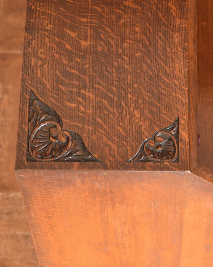 ビューロー　アンティーク家具　装飾たっぷりのライティングビューロー（デスク）、アンティーク英国家具。キャビネットの天板には、彫りが施されています。(q-849-f)