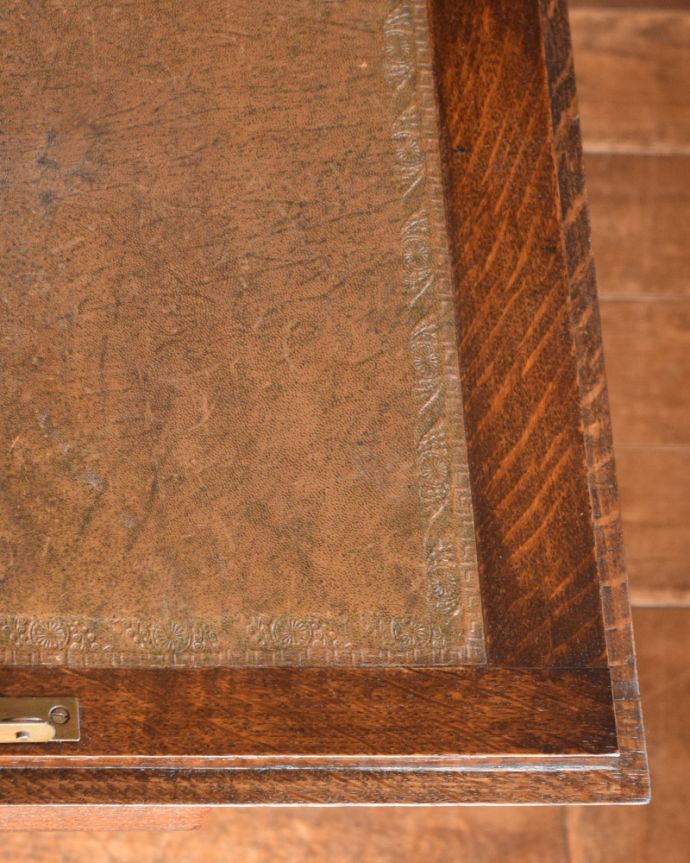 ビューロー　アンティーク家具　装飾たっぷりのライティングビューロー（デスク）、アンティーク英国家具。ビューロー天板はブラウンの革張りになっています。(q-849-f)