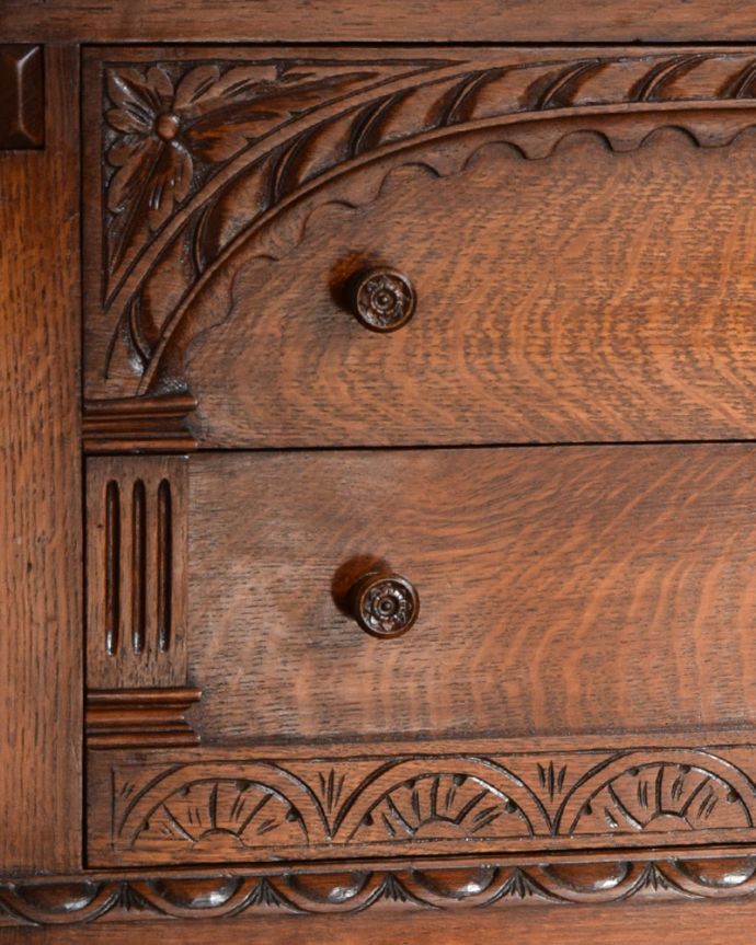 ビューロー　アンティーク家具　装飾たっぷりのライティングビューロー（デスク）、アンティーク英国家具。英国家具らしい重厚感のある彫りが施されています。(q-849-f)