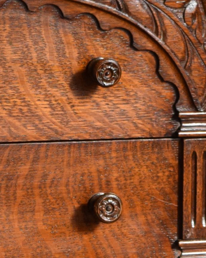 ビューロー　アンティーク家具　装飾たっぷりのライティングビューロー（デスク）、アンティーク英国家具。木製の取っ手です。(q-849-f)