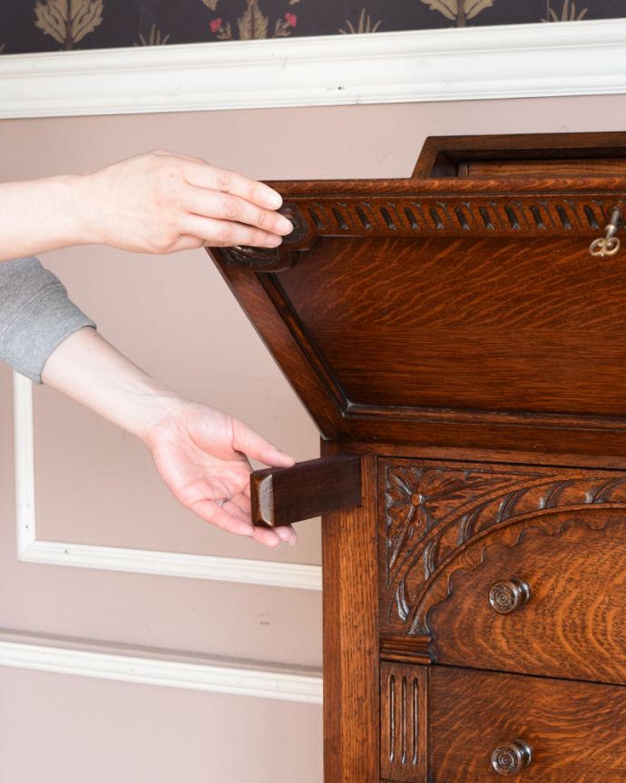 ビューロー　アンティーク家具　装飾たっぷりのライティングビューロー（デスク）、アンティーク英国家具。ビューローは支えでしっかり固定されるので、安心してお使いいただけます。(q-849-f)