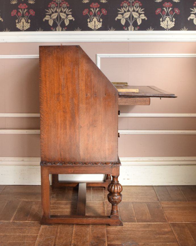 ビューロー　アンティーク家具　装飾たっぷりのライティングビューロー（デスク）、アンティーク英国家具。ビューローを閉じると、スッキリとしたキャビネットに。(q-849-f)