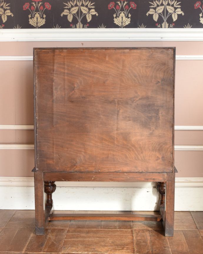 ビューロー　アンティーク家具　装飾たっぷりのライティングビューロー（デスク）、アンティーク英国家具。アンティークは新品ではないので、もちろん経年変化によるキズはありますが、専門の職人が目立たないようキレイにお直しをしているので、後姿までキレイです。(q-849-f)