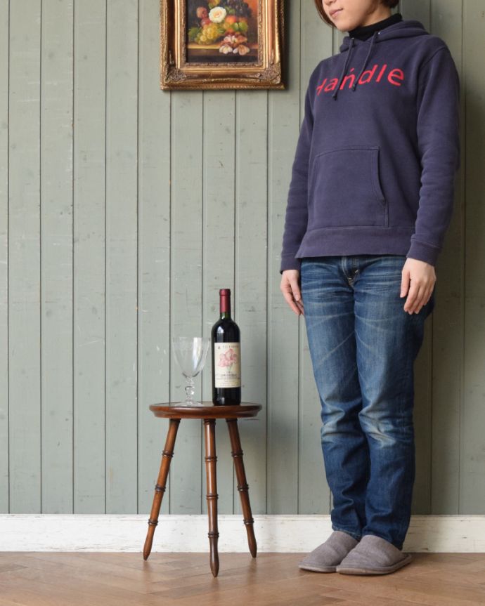 ロイドテーブル　アンティーク家具　アンティークの英国家具、バンブー脚の小さなワインテーブル（ウォルナット材）。安定性があるので、花器を置くのにピッタリ！玄関やリビング、どこでも使えて絵になります。(q-850-f)