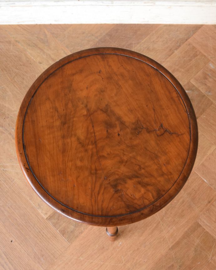 ロイドテーブル　アンティーク家具　アンティークの英国家具、バンブー脚の小さなワインテーブル（ウォルナット材）。可愛い真ん丸な形をした天板です。(q-850-f)