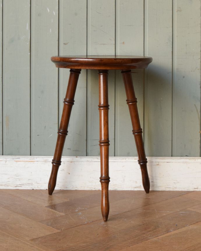 ロイドテーブル　アンティーク家具　アンティークの英国家具、バンブー脚の小さなワインテーブル（ウォルナット材）。アンティークは新品ではないので、もちろん経年変化によるキズはありますが、専門の職人が目立たないようキレイにお直しをしているので、後姿までキレイです。(q-850-f)