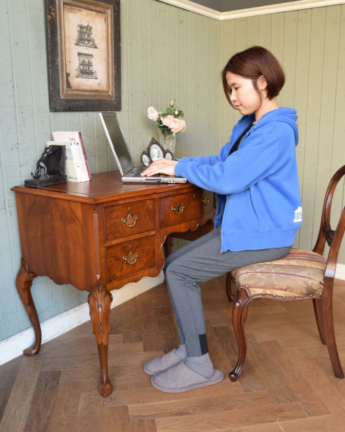 アンティークのデスク・書斎机　アンティーク家具　英国のアンティーク家具、ウォルナット材の美しいライティングデスク。デスクに座る時間を持つことで気持ちの切り替えができます。(q-854-f)