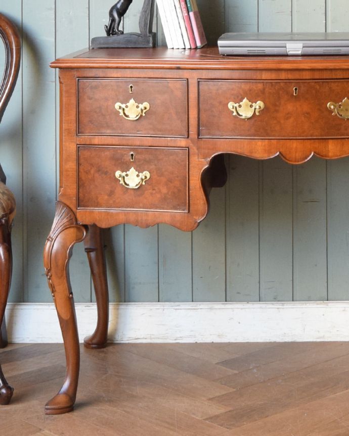 アンティークのデスク・書斎机　アンティーク家具　英国のアンティーク家具、ウォルナット材の美しいライティングデスク。高級感のある木製のデスク。(q-854-f)