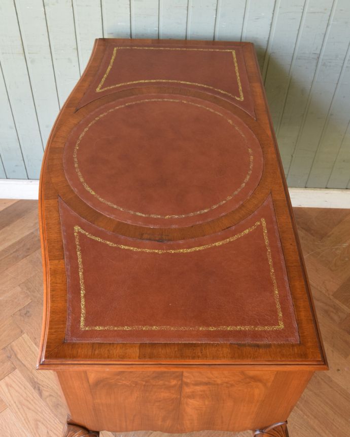 アンティークのデスク・書斎机　アンティーク家具　英国のアンティーク家具、ウォルナット材の美しいライティングデスク。天板もピカピカにお直ししました。(q-854-f)