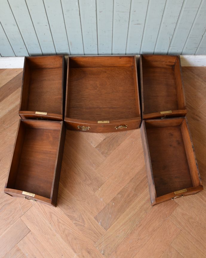 アンティークのデスク・書斎机　アンティーク家具　英国のアンティーク家具、ウォルナット材の美しいライティングデスク。引き出しは全部で５杯。(q-854-f)