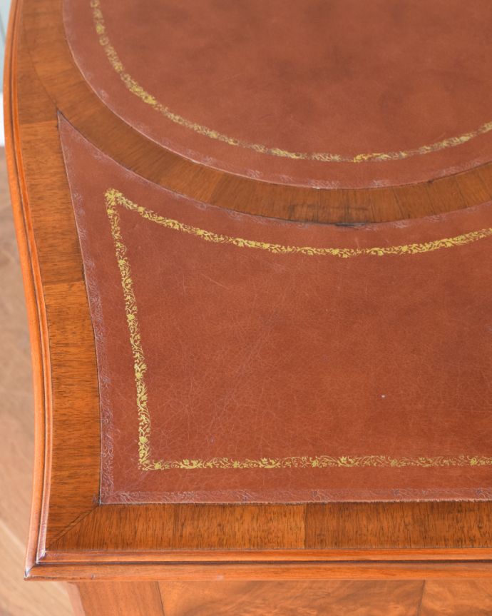 アンティークのデスク・書斎机　アンティーク家具　英国のアンティーク家具、ウォルナット材の美しいライティングデスク。装飾が付いた革もキレイな状態です。(q-854-f)