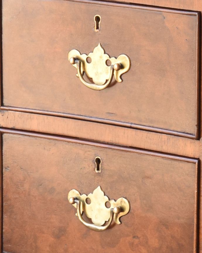 アンティークのデスク・書斎机　アンティーク家具　英国のアンティーク家具、ウォルナット材の美しいライティングデスク。味わい深い取っ手から、時間の流れを感じることができます。(q-854-f)