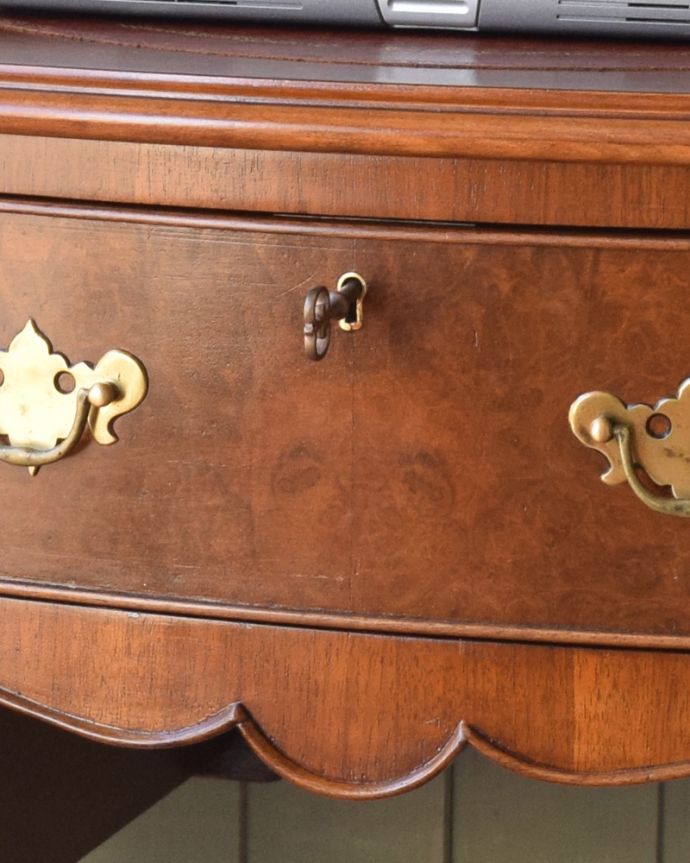 アンティークのデスク・書斎机　アンティーク家具　英国のアンティーク家具、ウォルナット材の美しいライティングデスク。鍵は引き出し全て共通で使用できます。(q-854-f)