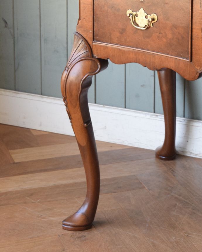 アンティークのデスク・書斎机　アンティーク家具　英国のアンティーク家具、ウォルナット材の美しいライティングデスク。きちんと支えます。(q-854-f)