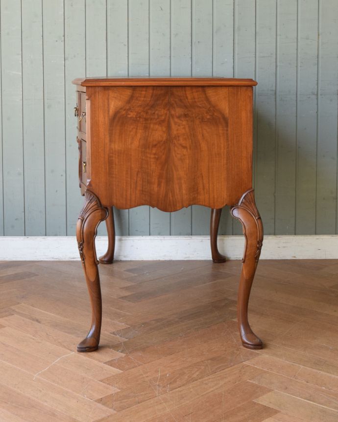 アンティークのデスク・書斎机　アンティーク家具　英国のアンティーク家具、ウォルナット材の美しいライティングデスク。サイドも美しいです。(q-854-f)