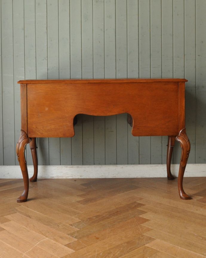 アンティークのデスク・書斎机　アンティーク家具　英国のアンティーク家具、ウォルナット材の美しいライティングデスク。アンティークは新品ではないので、もちろん経年変化によるキズはありますが、専門の職人が目立たないようキレイにお直しをしているので、後姿までキレイです。(q-854-f)