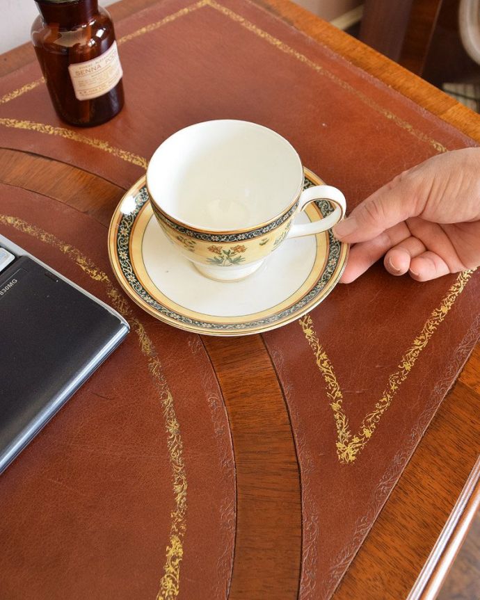 アンティークのデスク・書斎机　アンティーク家具　英国のアンティーク家具、ウォルナット材の美しいライティングデスク。コンディションのいい革貼りの天板が自慢広い天板は状態のいい革貼り。(q-854-f)