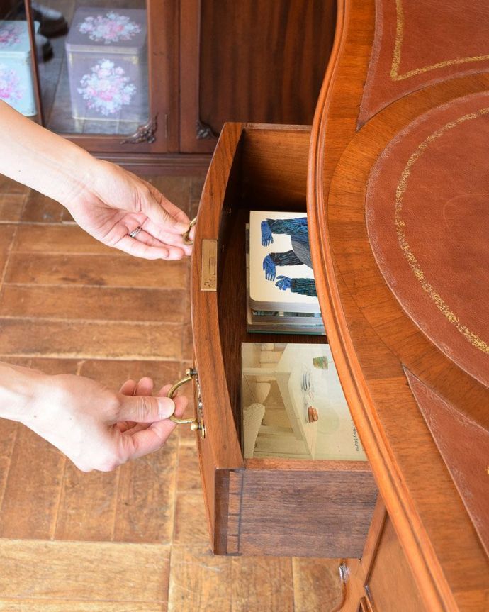 アンティークのデスク・書斎机　アンティーク家具　英国のアンティーク家具、ウォルナット材の美しいライティングデスク。小物がたっぷり入る引き出しには、ジュエリーボックスや、読みかけの本、日記帳などを収納しても良いですね。(q-854-f)