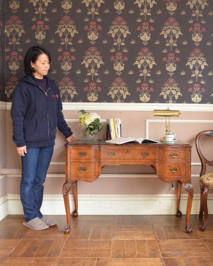 アンティークのデスク・書斎机　アンティーク家具　革張り天板のライティングデスク、ウォルナット材のアンティーク家具。華やかで美しいシルエットが魅力的です。(q-857-f)