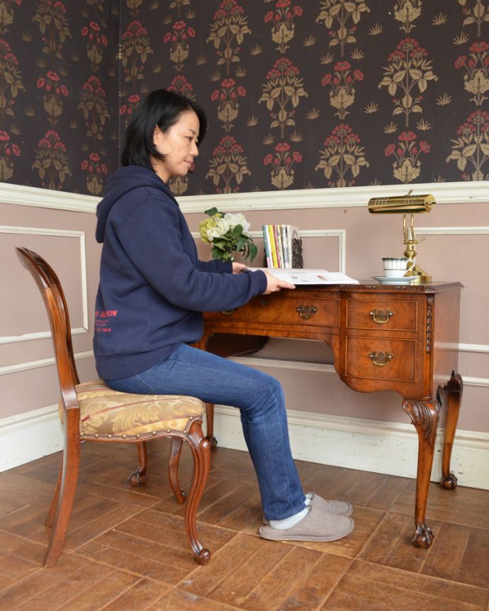 アンティークのデスク・書斎机　アンティーク家具　革張り天板のライティングデスク、ウォルナット材のアンティーク家具。デスクに座る時間を持つことで気持ちの切り替えができます。(q-857-f)