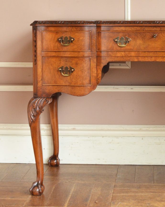 アンティークのデスク・書斎机　アンティーク家具　革張り天板のライティングデスク、ウォルナット材のアンティーク家具。高級感のある木製のデスク。(q-857-f)