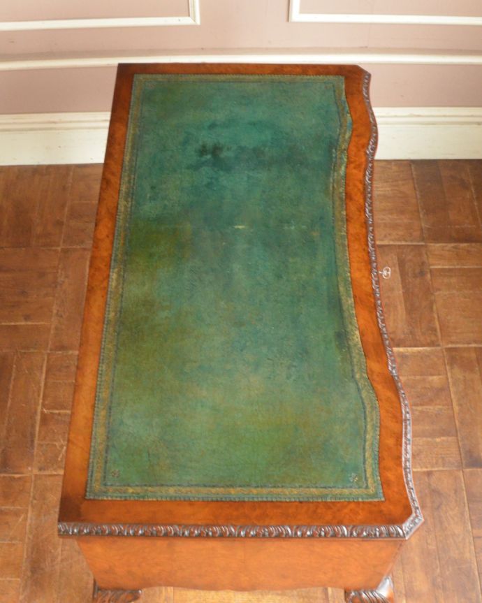 アンティークのデスク・書斎机　アンティーク家具　革張り天板のライティングデスク、ウォルナット材のアンティーク家具。天板もピカピカにお直ししました。(q-857-f)