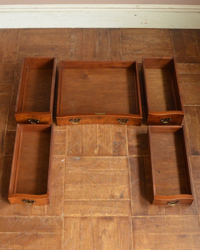 アンティークのデスク・書斎机　アンティーク家具　革張り天板のライティングデスク、ウォルナット材のアンティーク家具。引き出しは全部で５杯。(q-857-f)