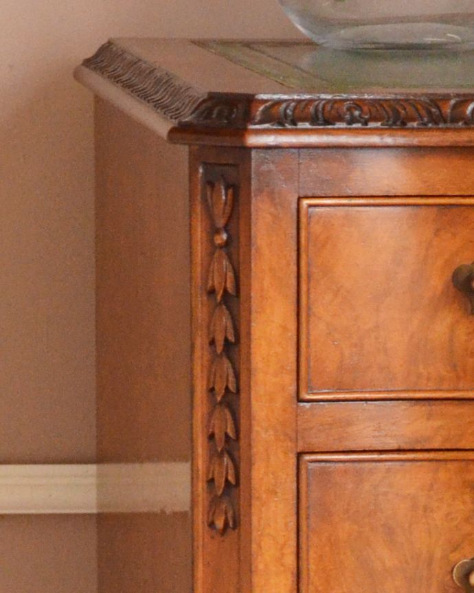 アンティークのデスク・書斎机　アンティーク家具　革張り天板のライティングデスク、ウォルナット材のアンティーク家具。さりげなく入った装飾がなんとも上品です。(q-857-f)