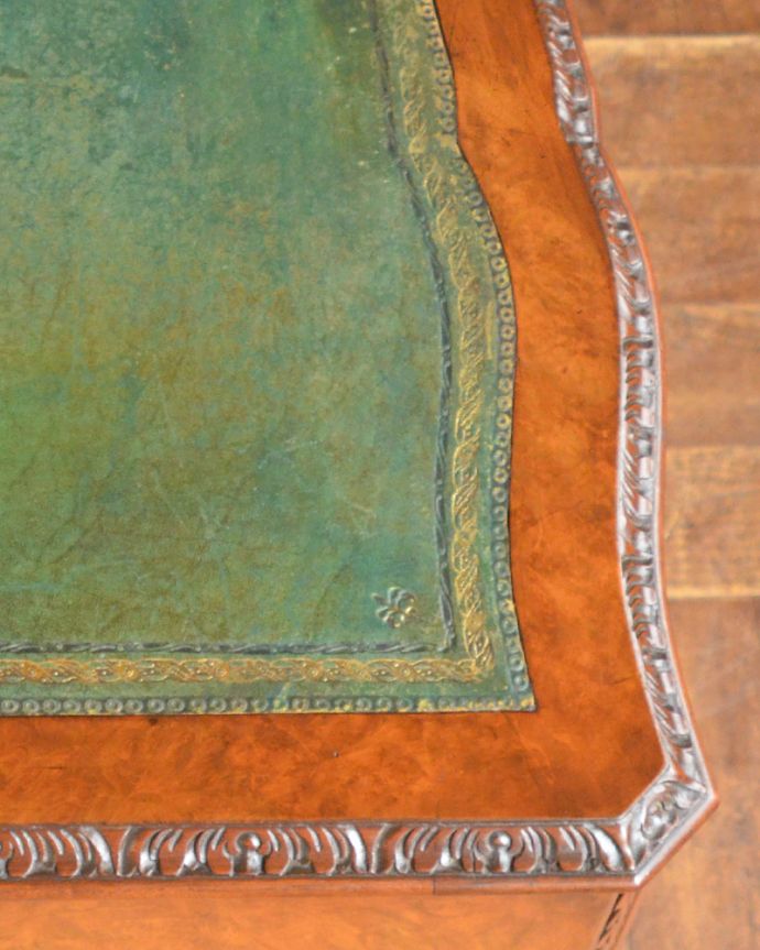 アンティークのデスク・書斎机　アンティーク家具　革張り天板のライティングデスク、ウォルナット材のアンティーク家具。グリーンの革もキレイな状態です。(q-857-f)