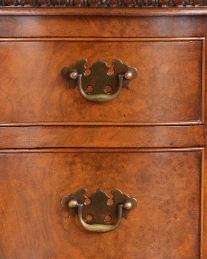 アンティークのデスク・書斎机　アンティーク家具　革張り天板のライティングデスク、ウォルナット材のアンティーク家具。味わい深い取っ手から、時間の流れを感じることができます。(q-857-f)