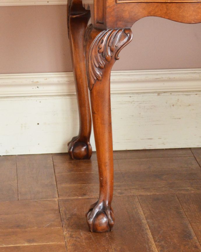 アンティークのデスク・書斎机　アンティーク家具　革張り天板のライティングデスク、ウォルナット材のアンティーク家具。きちんと支えます。(q-857-f)