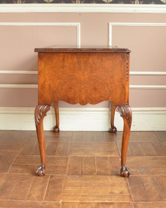 アンティークのデスク・書斎机　アンティーク家具　革張り天板のライティングデスク、ウォルナット材のアンティーク家具。サイドも美しいです。(q-857-f)