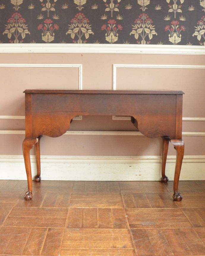 アンティークのデスク・書斎机　アンティーク家具　革張り天板のライティングデスク、ウォルナット材のアンティーク家具。アンティークは新品ではないので、もちろん経年変化によるキズはありますが、専門の職人が目立たないようキレイにお直しをしているので、後姿までキレイです。(q-857-f)