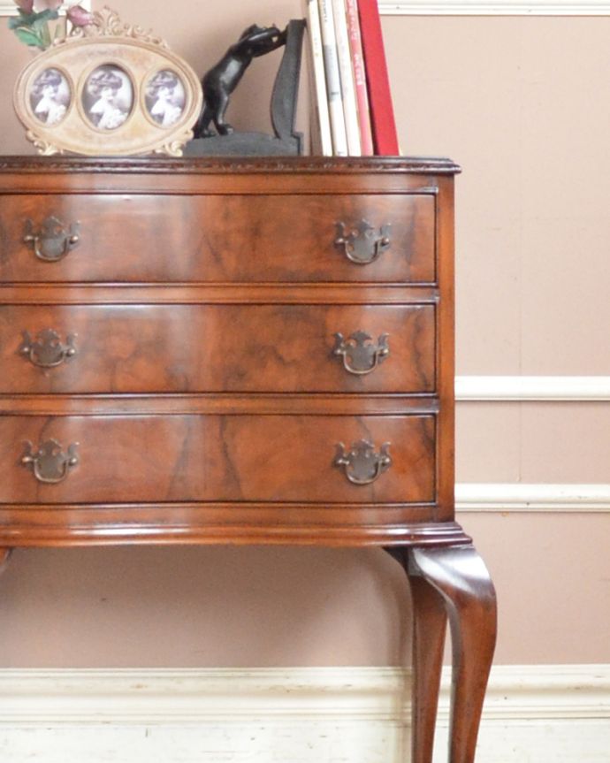 アンティークのチェスト アンティーク家具 手頃なサイズのベッドサイドチェスト、クラシックなアンティーク家具。文庫本や漫画、リモコンなど近くに置いておきたいものを収納しておけばとっても便利ですよ。(q-862-f)