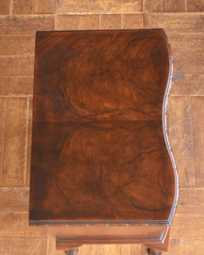 アンティークのチェスト アンティーク家具 手頃なサイズのベッドサイドチェスト、クラシックなアンティーク家具。天板もキレイに仕上げました。(q-862-f)