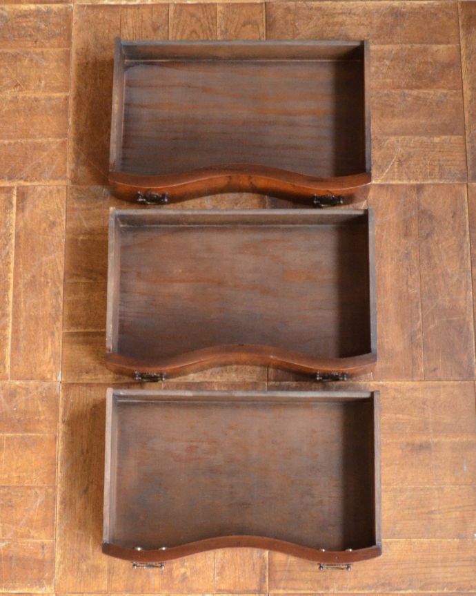 アンティークのチェスト アンティーク家具 手頃なサイズのベッドサイドチェスト、クラシックなアンティーク家具。引き出しは3杯。(q-862-f)